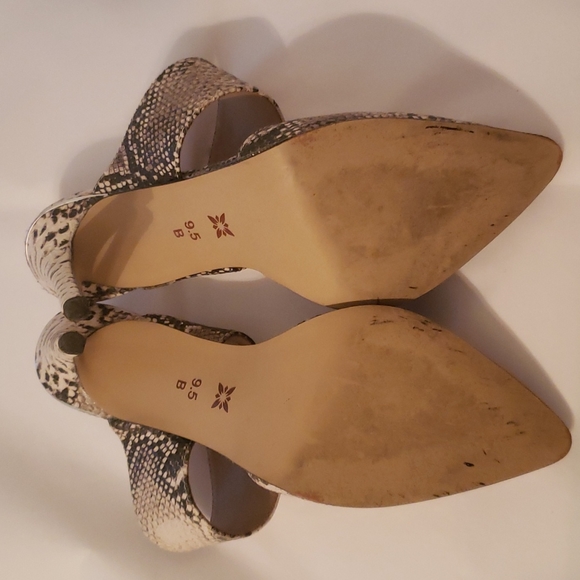 BCBGENERATION  size 9.5 snake skin heels, shoes.  Excellent condition. - Picture 3 of 3